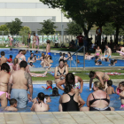 Usuarios ayer en las piscinas municipales de Balàfia. 