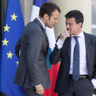 Imagen de archivo de Emmanuel Macron junto a Manuel Valls en el palacio del Elíseo en París.
