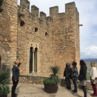 Una visita guiada, en grups reduïts i amb mascareta, al castell de Montsonís.
