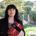 L’escriptora lleidatana Ramona Solé, amb la nova novel·la, ‘Bisturí’.