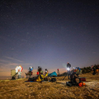 Un grupo de personas observando la lluvia de estrellas el pasado verano en el Montsec.