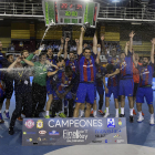 Els jugadors del Barcelona celebren el títol obtingut a Lleó.