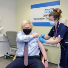 El ’premier’ británico, Boris Johnson, se vacunó ayer con AstraZeneca como muestra de confianza.