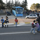 Famílies creuant la carretera a la sortida de l'Escola Alba en una imatge d'arxiu.