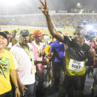 Usain Bolt se despidió ayer de la competición en su país y ovacionado por su público.