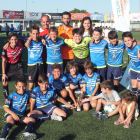 Los jugadores y técnicos del Igualada posan con el trofeo de campeones del torneo de Tàrrega.