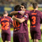 Luis Suárez s’abraça amb Messi després d’anotar el davanter uruguaià el 0-1.