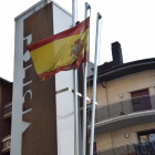 Los mástiles instalados en el tótem que señaliza las instalaciones de la Policía en La Seu d’Urgell.
