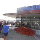 Montón de fruta ante el supermercado Aldi junto a la LL-11