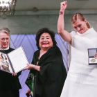 Fihn celebra el galardón junto a una superviviente de Hiroshima.