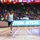 El atleta de Botswana, que no pudo competir en los 400, tuvo que correr en solitario una serie de 200.