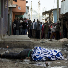 El cos sense vida d’un jove en un carrer de Nairobi.