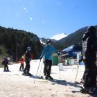 Esquiadors a Espot després d’efectuar una baixada a les pistes que van acollir gairebé 400 persones.