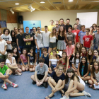 Foto de grupo de alumnos y profesores, ayer en las instalaciones de la escuela L’Intèrpret de Lleida.