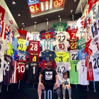 Messi y su hijo Thiago, junto a la colección de camisetas.