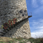 Imagen de las pintadas en el exterior de la torre. 