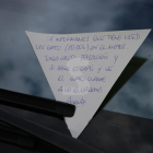 La nota d'advertiment que la Guàrdia Urbana va deixar al vidre d'un cotxe.