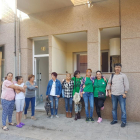 Miembros de la PAH y vecinos de Balaguer en el número 21 de la carretera de Camarasa.