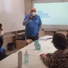 Un taller de educación financiera de voluntarios de CaixaBank con usuarios de DownLleida.