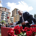 El alcalde de Ermua, Carlos Totorika, pone una rosa para recordar al concejal asesinado hace 20 años.