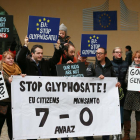 Activistas protestan en contra de la renovación del glifosato.