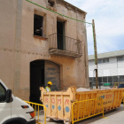 Els operaris van iniciar ahir els treballs de demolició dels dos immobles contigus a l’escola.