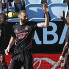 Benzema, autor de un doblete celebra uno de los goles con compañeros.