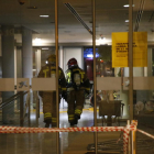 Dos bombers, ahir a la nit, a l’interior del CaixaForum poc després que comencés l’incendi.