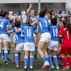 Jugadoras del AEM celebran la clasificación a la fase de ascenso, tras ganar al Seagull.