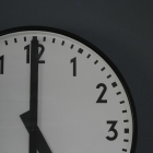 Adelantar o atrasar el reloj tiene efectos en el comportamiento humano.