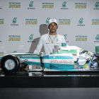 Hamilton dóna una rèplica del seu cotxe a l’institut Ayrton Senna.