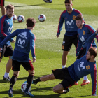Sergio Ramos intenta robar el balón a un compañero durante el entrenamiento de la selección.