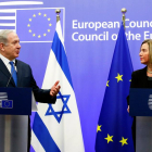 El primer ministre israelià, Netanhayu, ahir al costat de la representant europea, Federica Mogherini.