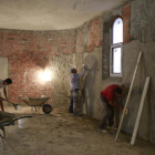 Los operarios estaban rebozando ayer las paredes del templo de Paseo de Ronda.  
