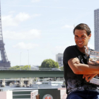 Rafa Nadal, ayer con la Copa de su décimo Roland Garros y la Torre Eiffel al fondo.