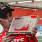 El madrileny Alberto Contador besa el trofeu de guanyador de la vintena etapa, en la qual es va imposar al davant de Poels i Froome.