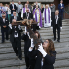La cofradía del Cristo de la Agonía organizó ayer la Procesión del Traslado en Lleida.