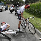 Alberto Contador torna a la bicicleta després de caure al costat del seu company Michael Gogl.