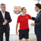 Ernesto Valverde conversa con Josep Maria Bartomeu antes del entrenamiento de ayer.