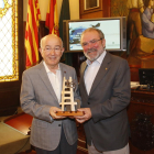 El president de la Diputació, Joan Reñé, entrega el premi a Lluís Pagès.