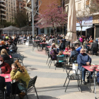 Terrasses plenes per a l’hora de l’aperitiu ahir al migdia a la plaça Ricard Viñes de Lleida.