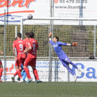 Pau Torres se estira para atrapar un balón, en una acción del partido de ayer en El Prat.