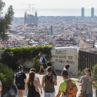 Turistas pasean por los alrededores del Parque Guell, en Barcelona.