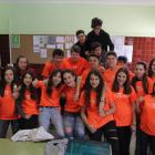 Alumnos del instituto Joan Oró de Lleida, ayer con camisetas conmemorativas de la celebración.