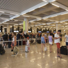 Imagen de los pasajeros en la cola de facturación del aeropuerto de Palma de Mallorca.