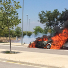 Espectacular incendio de un coche en el polígono de Bell-lloc d’Urgell