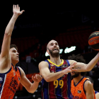 Nick Calathes trata de anotar ante la oposición de Jaime Pradilla.