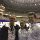 Tòn con su pareja de patinaje Alexanne y el entrenador Bruno Marcotte ayer en el pabellón de Taipei.