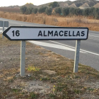 La señal en la que se leía Almacelles dice ahora “Almacellas”.