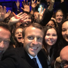 Macron, ayer con Schwarzenegger, y un grupo de adolescentes.